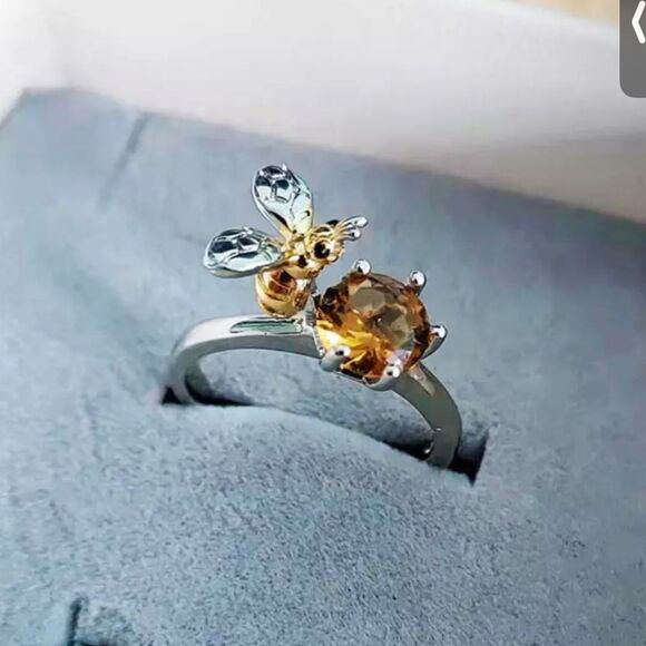 Jewelry - New Cite Delicate Bee Holding Zircon Silver Open Ring